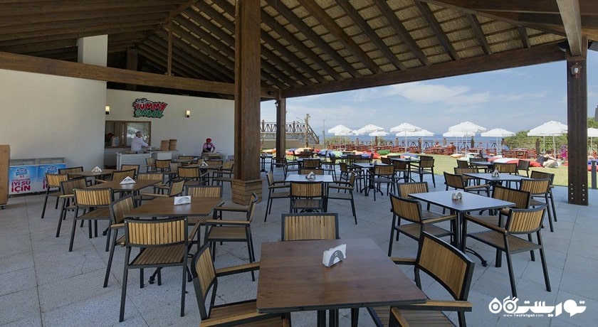 بار فضای باز موجود در زمین گلف